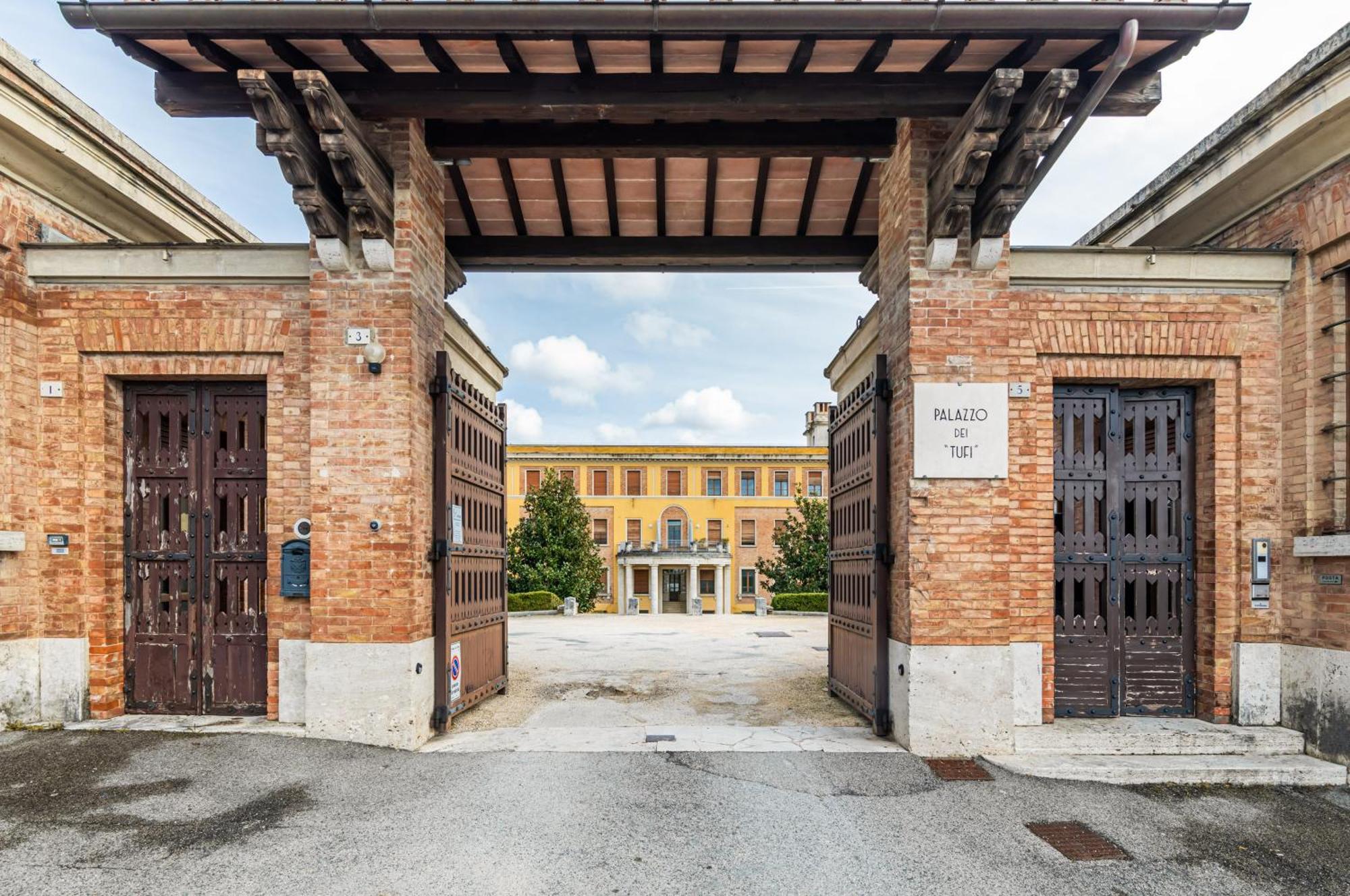 Porta Tufi Luxury Apartment With Private Parking! Siena Luaran gambar